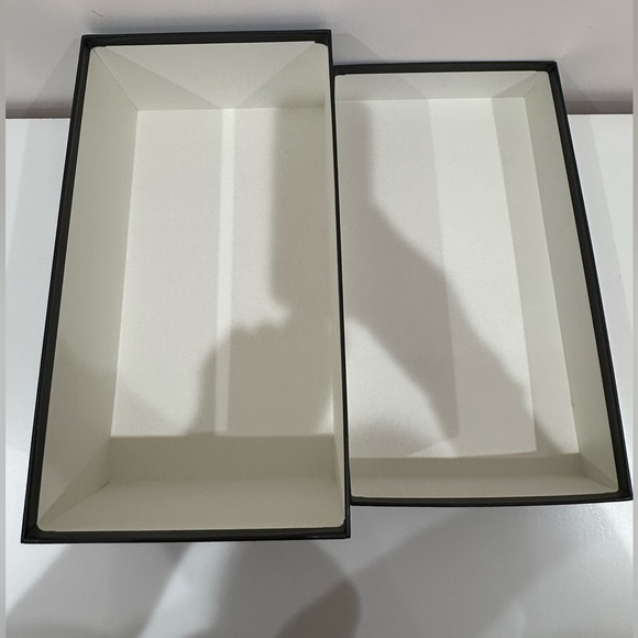 Gucci white&black shoe box with 2 dust bags, tissue/shoe stuffing papers & card - Picture 13 of 13